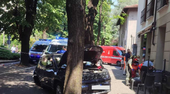 Auto travolge clienti seduti ai tavolini di un bar: paura a Giussano