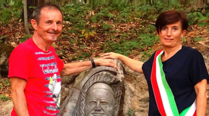 Tre opere dell’artista Sergio Crippa inaugurate sul Monte San Genesio Sergio Crippa con sindaco Tiziana Galbusera e una delle sue opere
