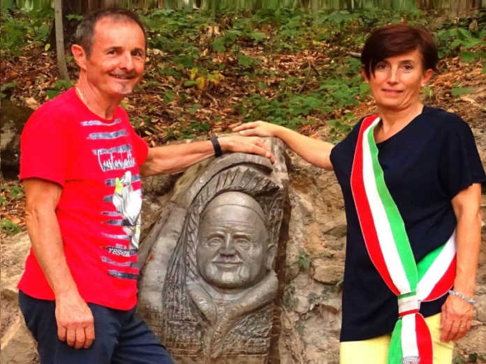 Sergio Crippa con sindaco Tiziana Galbusera e una delle sue opere