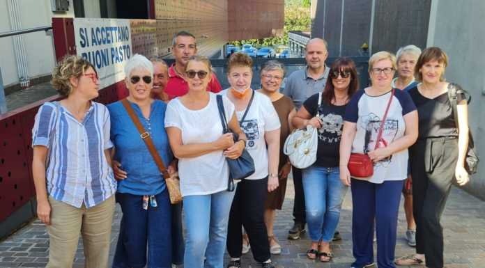 Senza stipendio da aprile, presidio a Calolzio dei lavoratori della ex cooperativa Presidio dei lavoratori davanti all'ex cooperativa chiusa dal 2 maggio