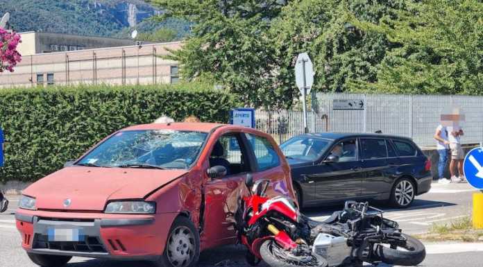 Incidente a Erba, grave un motociclista di Cesana Brianza incidente erba auto moto