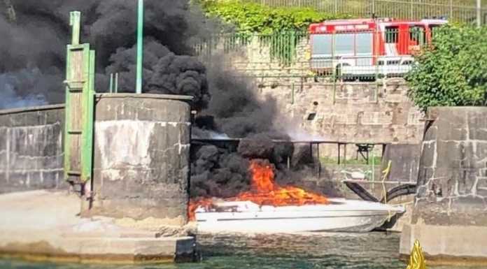 Lierna, a fuoco due imbarcazioni: Vigili del Fuoco al lavoro