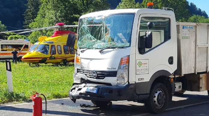 Schianto a Introbio tra auto e due furgoni dei rifiuti: un ferito