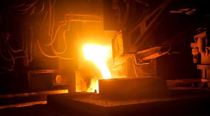 L’allarme di Confindustria: il caro energia mette a rischio il sistema produttivo industria altoforno ferro fuso pixabay
