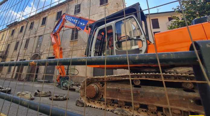 Al via la demolizione dell’edificio Fenaroli in centro Olginate inizio_lavori_demolizione_edificio_fenaroli_olginate_20220829