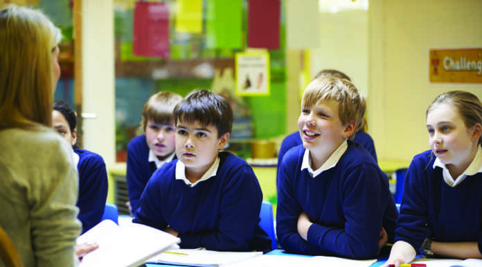 Doposcuola e Poli educativi: nuova opportunità per i giovani tra i 16 e i 22 anni insegnante scuola doposcuola pixabay