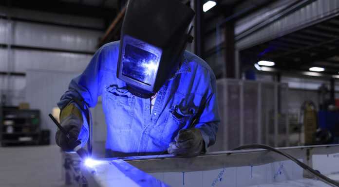 Imprese. Le misure di Regione Lombardia a sostegno del mondo economico-produttivo lavoro operaio industria pixabay