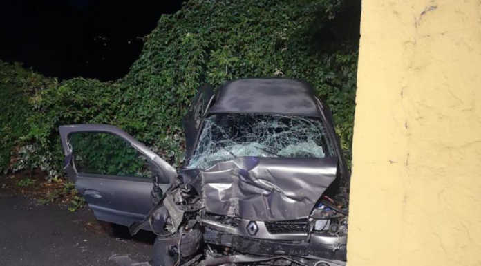 Grave incidente a Pescate. Auto esce di strada e si schianta contro una casa incidente pescate