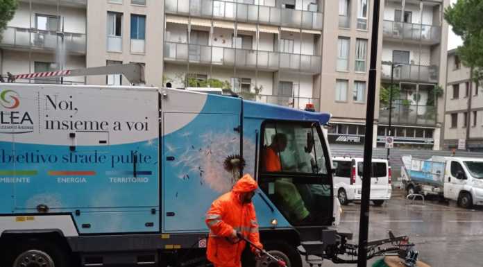 Lecco. Iniziata la pulizia straordinaria del Viale Turati