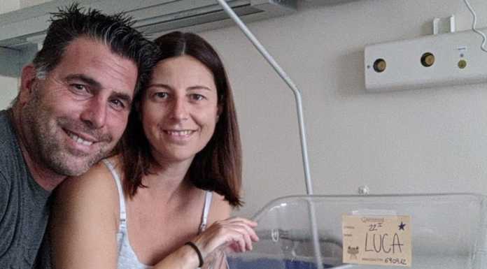 Bloccata nel traffico rischia di partorire in auto, l’aiutano due poliziotti