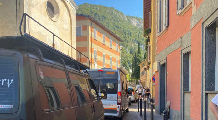 Varenna. Ingorgo al parcheggio multipiano: parla l’Amministrazione Coda autosilo Varenna