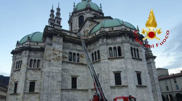Sul tetto del duomo di Como per fare foto, giovani ‘recuperati’ dai pompieri