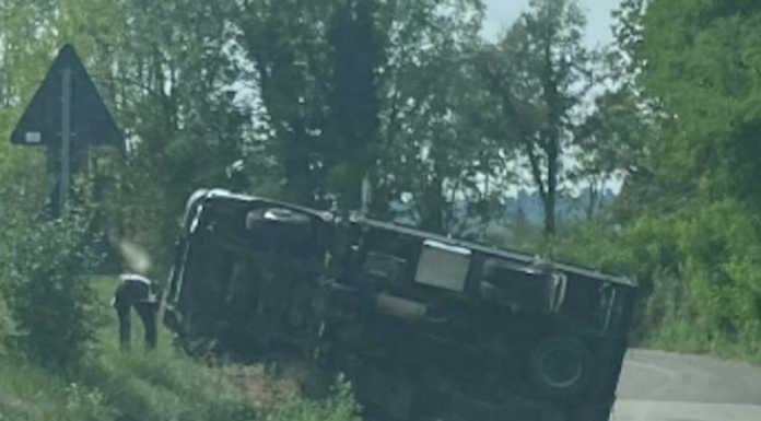 Si ribalta con il furgoncino lungo la provinciale tra Ello e Dolzago