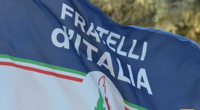 Lecco. Gioventù Nazionale in piazza per sicurezza e decoro del centro Fratelli d'Italia bandiera