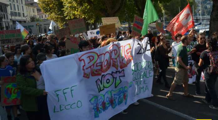 Fridays for Future. Anche a Lecco giovani in piazza: “Il nostro futuro a rischio” Fridays_for_future_lecco_sciopero_clima_20220923