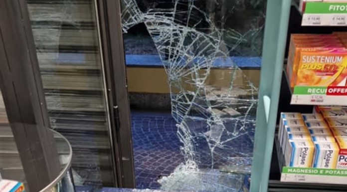 Furti nelle farmacie, incontro in Prefettura: “Misure di sicurezza da implementare” La vetrina della farmacia di Olginate sfondata dal ladro