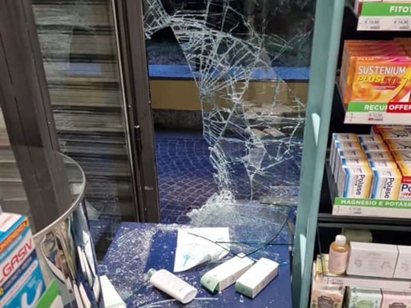 La vetrina della farmacia di Olginate sfondata dal ladro
