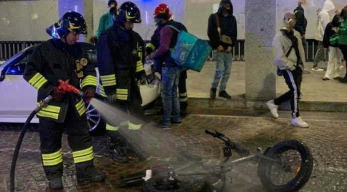 A fuoco la bici elettrica di un rider, intervento dei Vigili del Fuoco Incendio bici elettrica via Sauro a Lecco 20220920