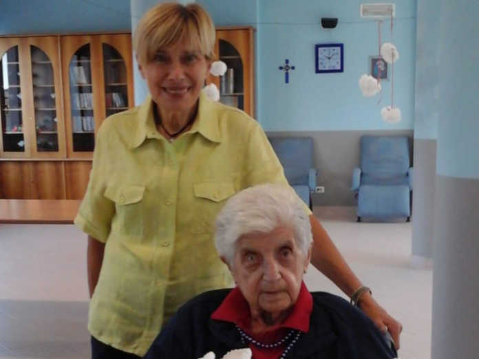 L'assessore Tina Balossi con Cornelia Torri 103 anni