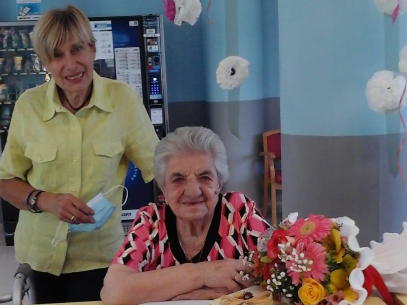 L'assessore Tina Balossi con Maria Ferrari che ha compiuto 100 anni