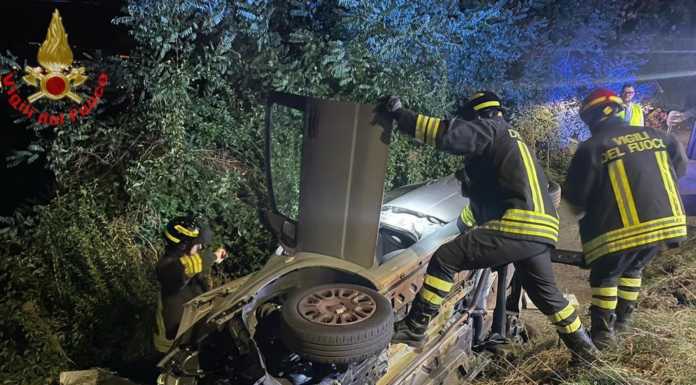 Spavento a Lecco in corso Bergamo per un’auto finita fuori strada Incidente Lecco corso Bergamo