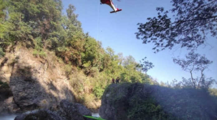 Bloccato con la canoa nelle rapide dell’Adda: salvato con l’elicottero
