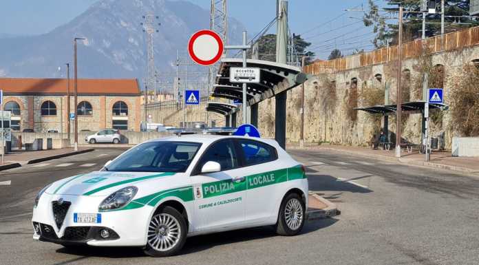 Calolzio, nuova carovana di nomadi: “Presto barriere di accesso anche al parcheggio” Polizia_Locale_Calolziocorte