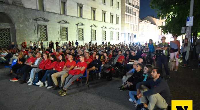 I Ragni di Lecco abbracciano la città in una piazza Garibaldi gremita Ragni Serata Maglione Rosso 2022