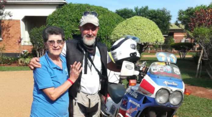 Gigi Amigoni racconta le sue Visioni di Viaggio tra avventure in moto e solidarietà Rita Milesi e Gigi Amigoni in Malawi