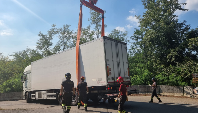 Osnago, tir incastrato al tornante del Besteck: intervengono i Vigili del Fuoco