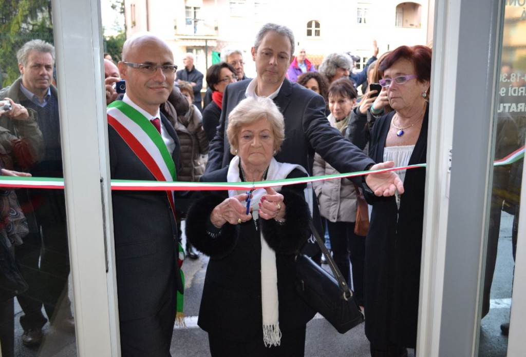 Adriana Pasut Maggi accanto all'allora sindaco Riccardo Mariani all'inaugurazione della sede Cgil e Spi intitolata al marito Ferdinando Maggi