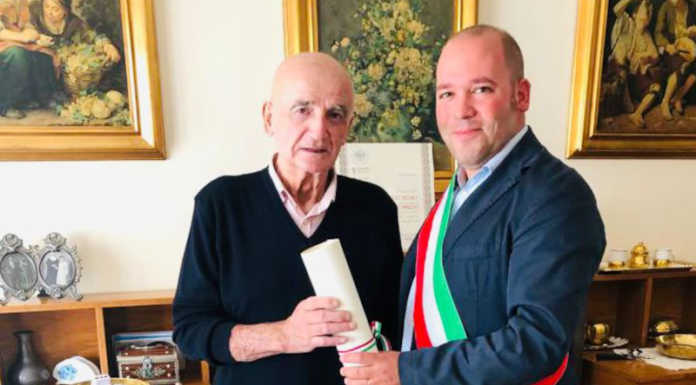 Ballabio consegna la civica benemerenza a Leonardo Viganò: “Esempio per tutti” Il signor Viganò con il sindaco di Ballabio Giovanni Bruno Bussola