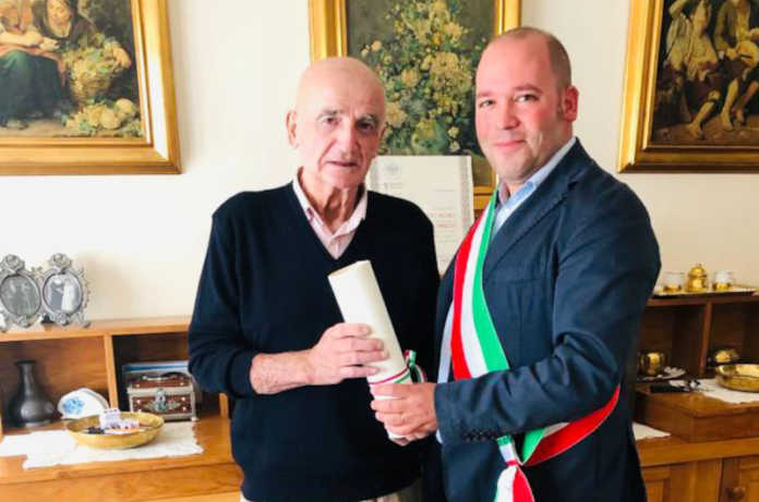 Il signor Viganò con il sindaco di Ballabio Giovanni Bruno Bussola