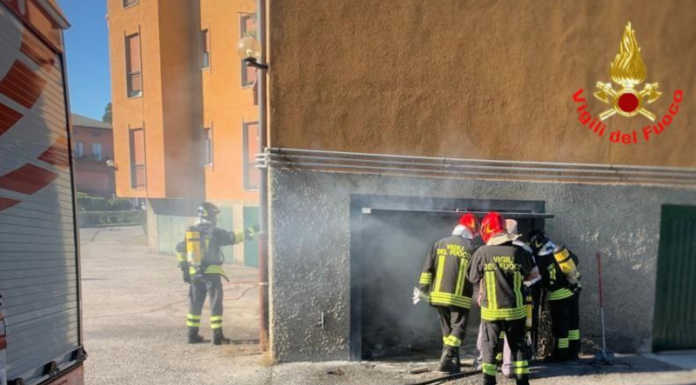 Rogeno. Fiamme in un box, intervento dei Vigili del Fuoco Vigili del Fuoco a Rogeno per incendio box