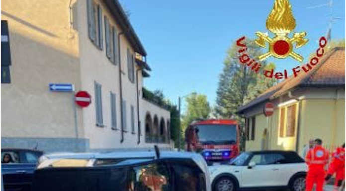 Si ribalta con l’auto: paura a Villasanta per una donna di 53 anni