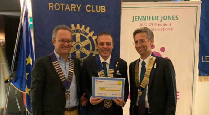 Il Governatore Distrettuale discute i progetti col Rotary Club Lecco e Manzoni Il presidente del Rotary Club Lecco Manzoni Giovanni Bertoli, il governatore distrettuale Davide Gallasso mentre mostra l’”assegno” e il presidente del Rotary Club Lecco Andrea Ascani Orsini