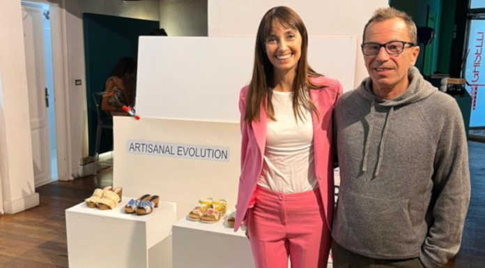 “Le Ciabattine” della lecchese Chiara Sironi alla Milano Fashion Week 2022 Chiara Sironi con Daniele Ghiselli