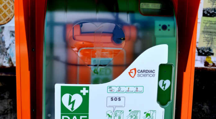 Lierna. Installati due nuovi defibrillatori: sabato l’inaugurazione Defibrillatore generico