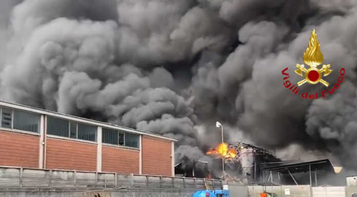Azienda chimica in fiamme a San Giuliano, maxi mobilitazione