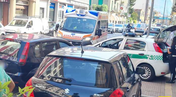 Tamponamento a catena in corso Martiri a Lecco, tre auto coinvolte