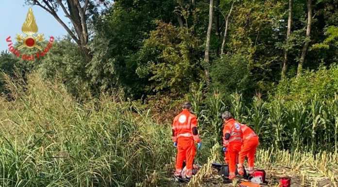 Dormiva in un campo, 25enne travolto da una mietitrebbia