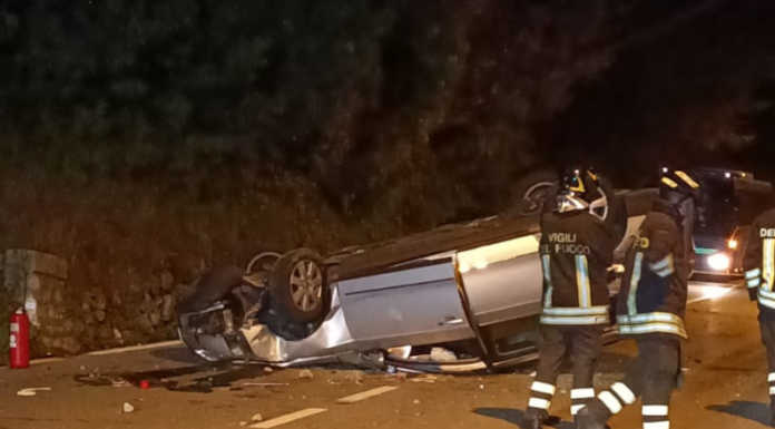 Si ribalta con l’auto a Laorca, 50enne all’ospedale Incidente Laorca auto ribaltata