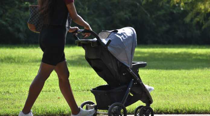 Riparte ‘Il caffè delle mamme’ con la Banca del Tempo di Valmadrera mamma passeggino