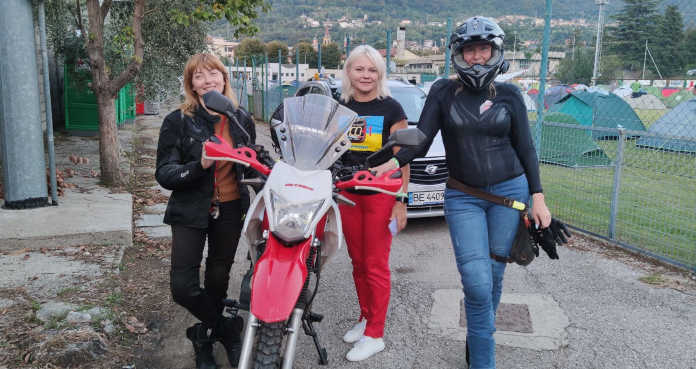 Dall’Ucraina a Mandello in moto: il viaggio di tre ragazze per vivere il Motoraduno Ragazze ucraine motoraduno mandello