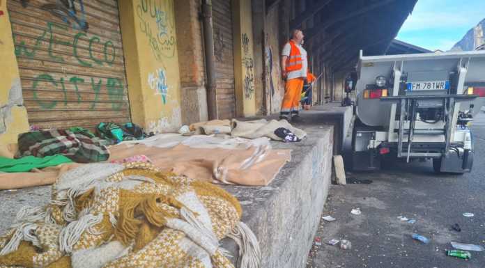 Sgomberata l’area della Piccola: via tende, coperte e i resti di bivacchi