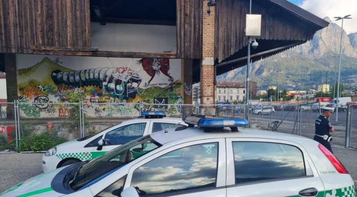 ‘Abusivo’ alla Piccola, oppone resistenza: fermato dagli agenti con lo spray