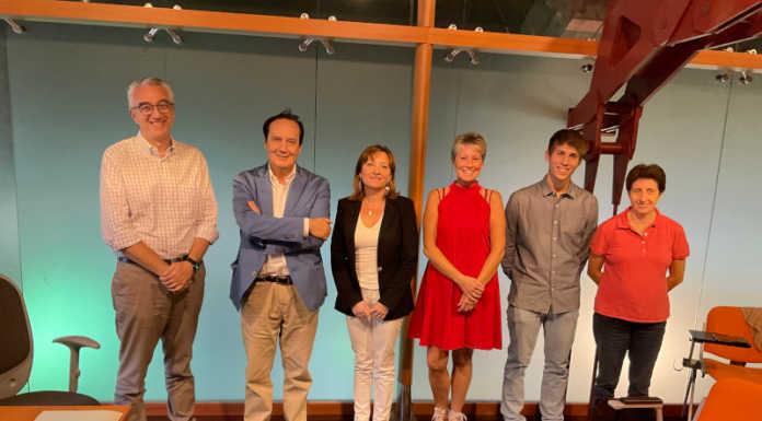 Valmadrera unita nei saluti alla preside Carmela Carlino in partenza per Calolzio Preside Carmela Carlino e Giunta comunale saluti