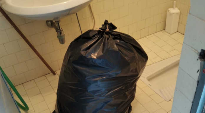 Ballabio. Abbandona un sacco di rifiuti nei bagni del cimitero, scoperto e multato sacco rifiuti abbandonato a ballabio