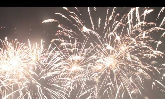 La magia dei fuochi d’artificio incanta Brivio: pienone per la festa