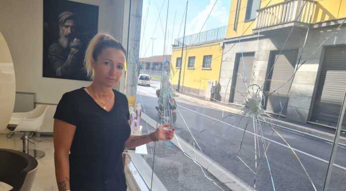Mazzate alla vetrina, la titolare: “Non possono accadere queste cose” stefania_panzeri_negozio_via_digione_vandali_202209011